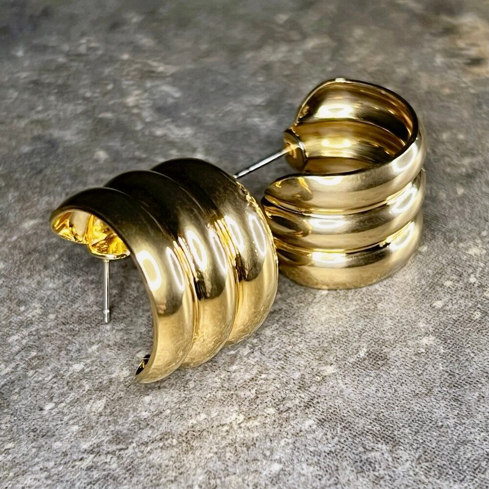 Vintage Chunky Wide Ridged Statement Huggie Hoop Earrings, Gold Tone (EUC)